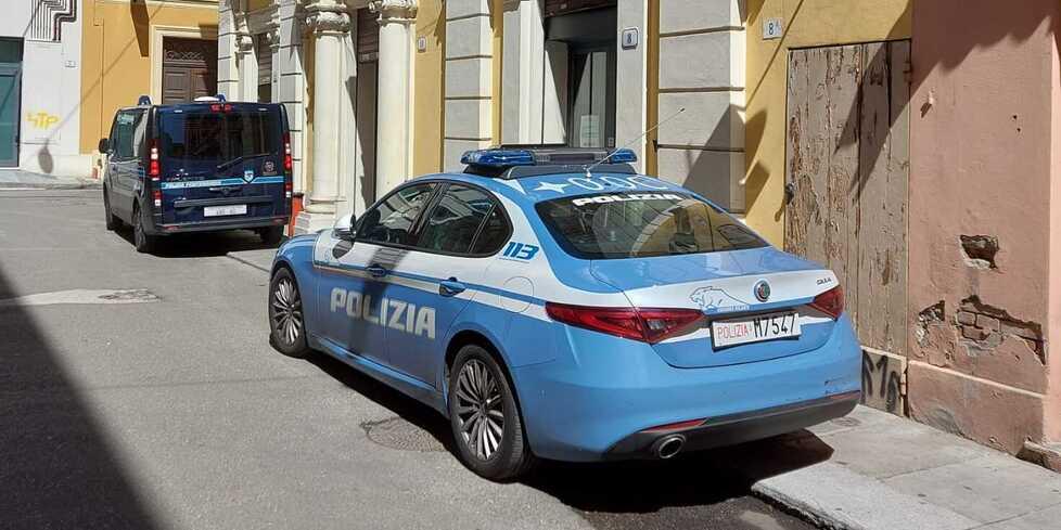 Modena La festa è finita, ma non va a casa E aggredisce con i tacchi la polizia 