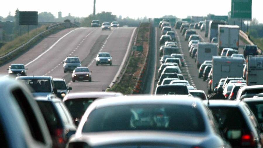 Cara auto, quanto ci costi Cento euro in più per la Rca nel Modenese