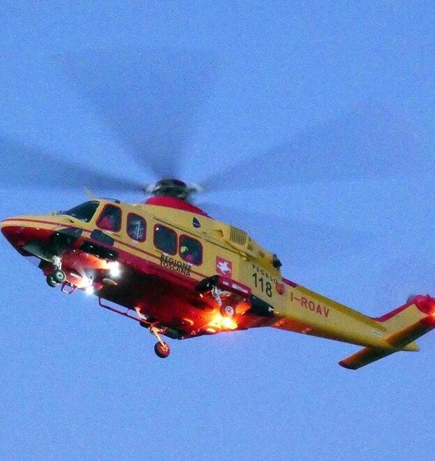 Schiacciato dal trattore nel campo a Scansano, 70enne in ospedale: è grave