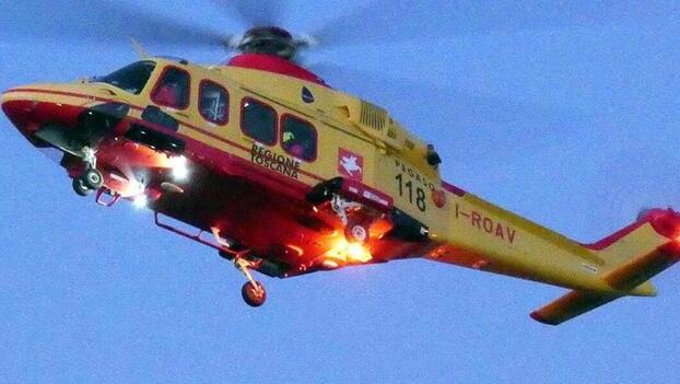 Schiacciato dal trattore nel campo a Scansano, 70enne in ospedale: è grave