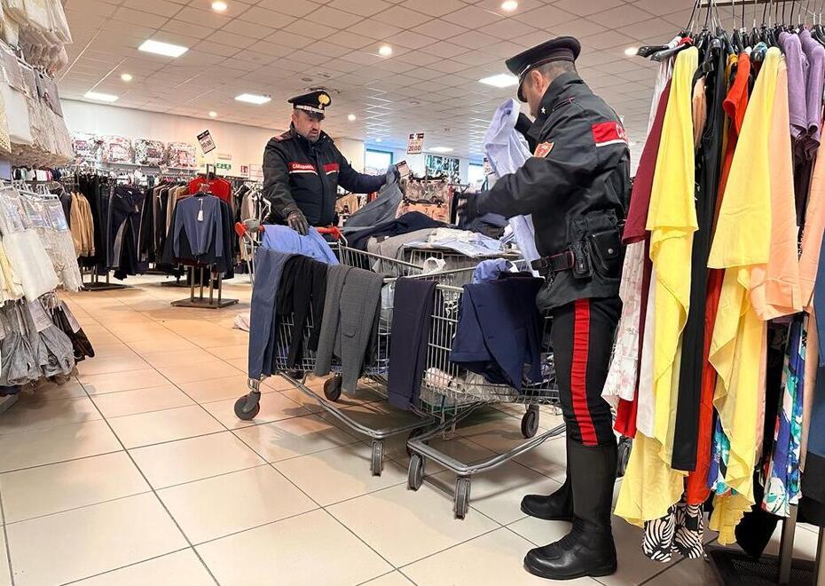 Comacchio, ruba in negozio 500 euro di abiti: in auto ne aveva cinque volte tanto
