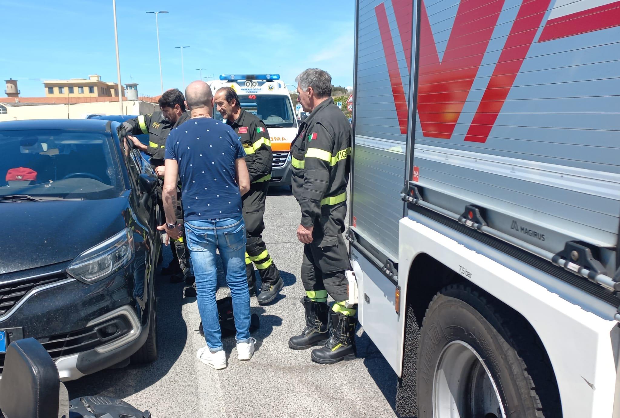 Livorno, due bambini restano chiusi in auto sul viale Italia: liberati dai pompieri 