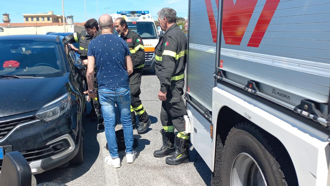 Livorno, due bambini restano chiusi in auto sul viale Italia: liberati dai pompieri