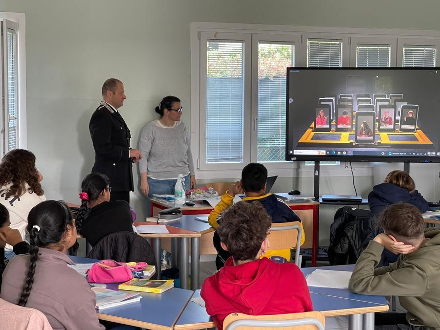 I carabinieri entrano in classe per parlare di legalità e bullismo