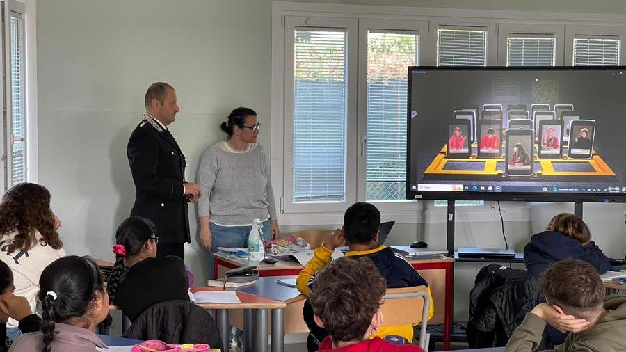 I carabinieri entrano in classe per parlare di legalità e bullismo