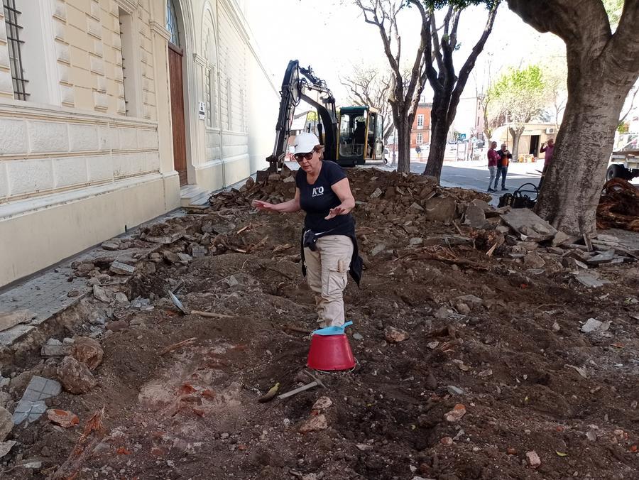 
	L'archeologa nel luogo del ritrovamento del manufatto datato

