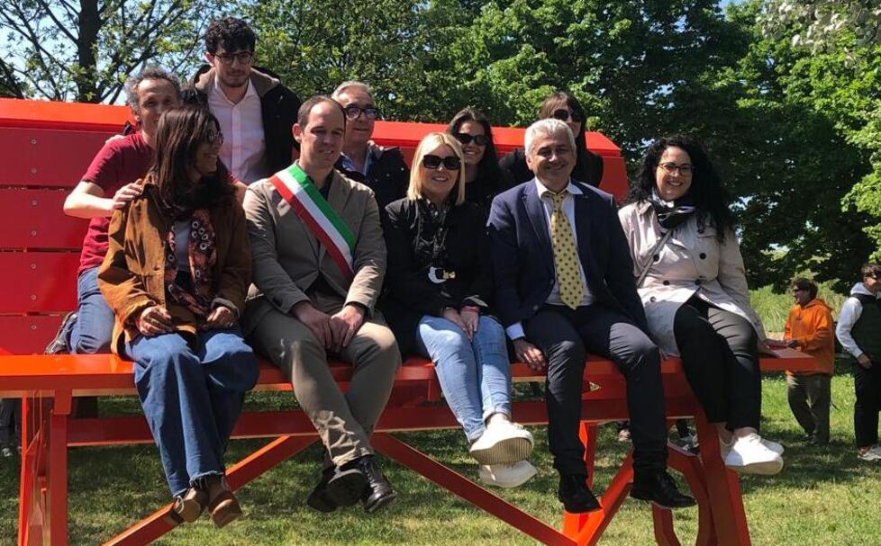 Boretto ha inaugurato una grande panchina con vista sul fiume Po