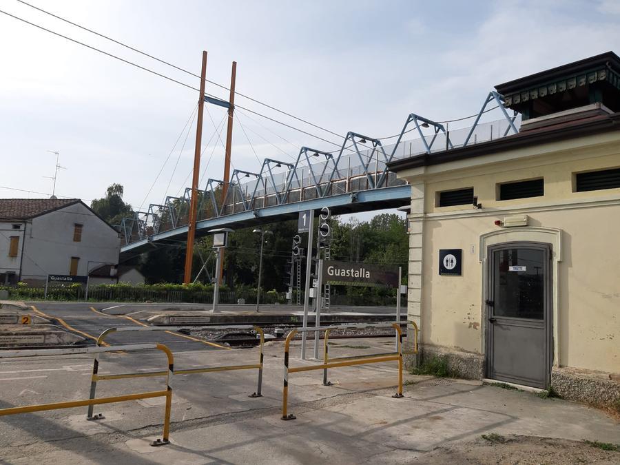 Guastalla, al via i lavori per la rimozione della passerella pedonale della stazione di Guastalla