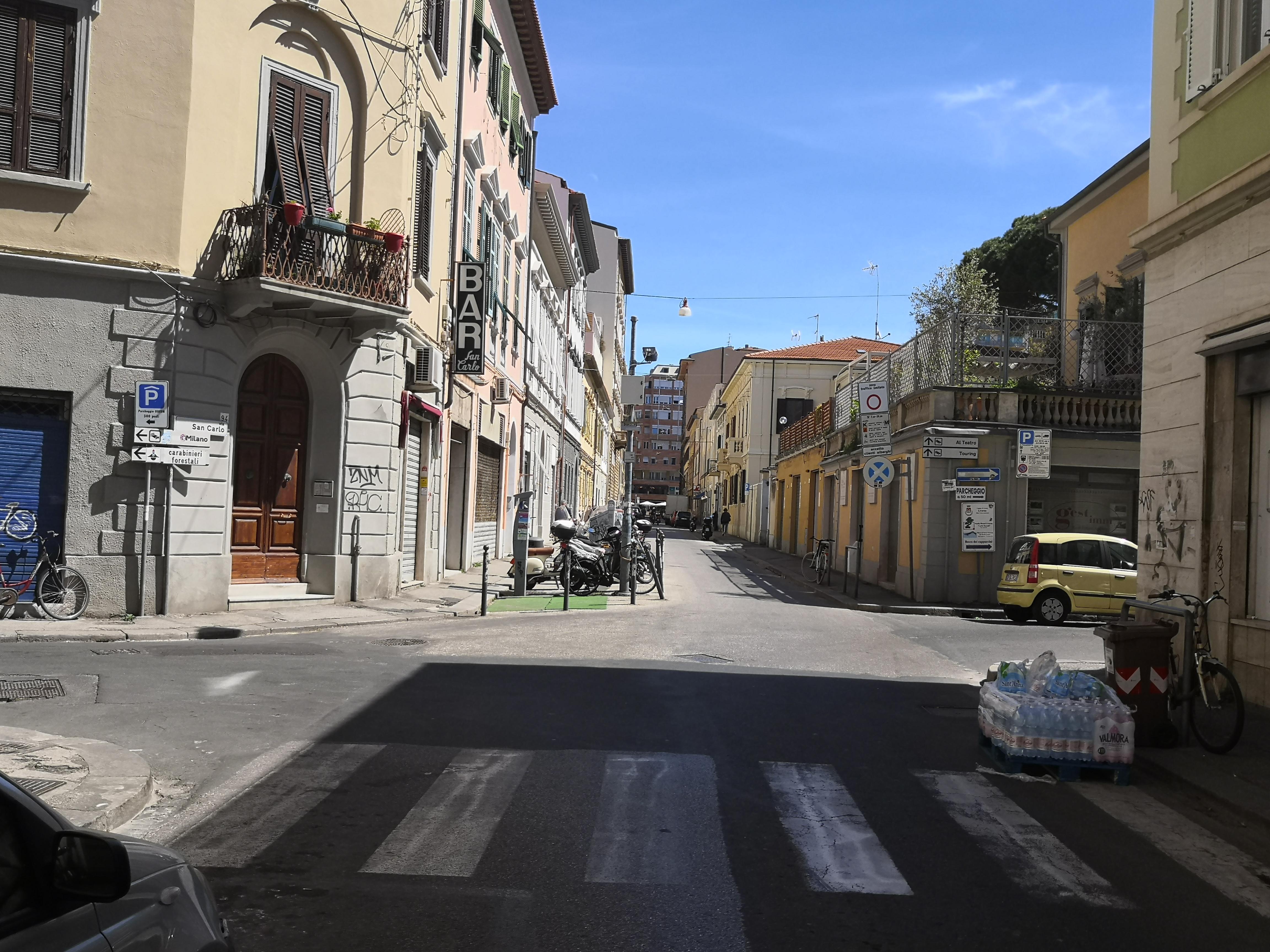 Livorno, investita dal monopattino. Viaggio nella giungla di corso Mazzini: «Decine in controsenso» 