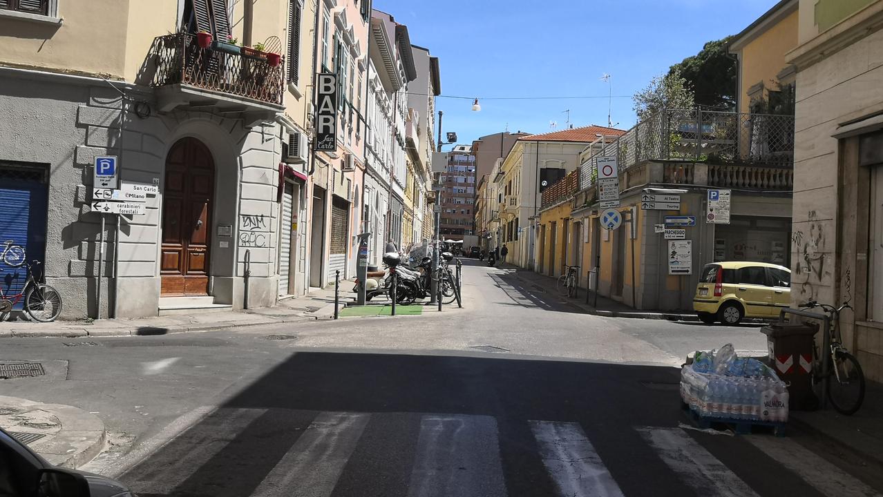 Livorno, investita dal monopattino. Viaggio nella giungla di corso Mazzini: «Decine in controsenso»