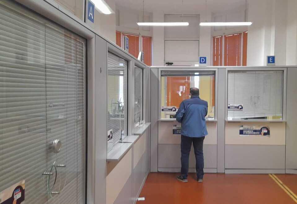 Livorno, al poliambulatorio uno sportello solo e decine di persone in fila: «Oltre 90 minuti per un campione»