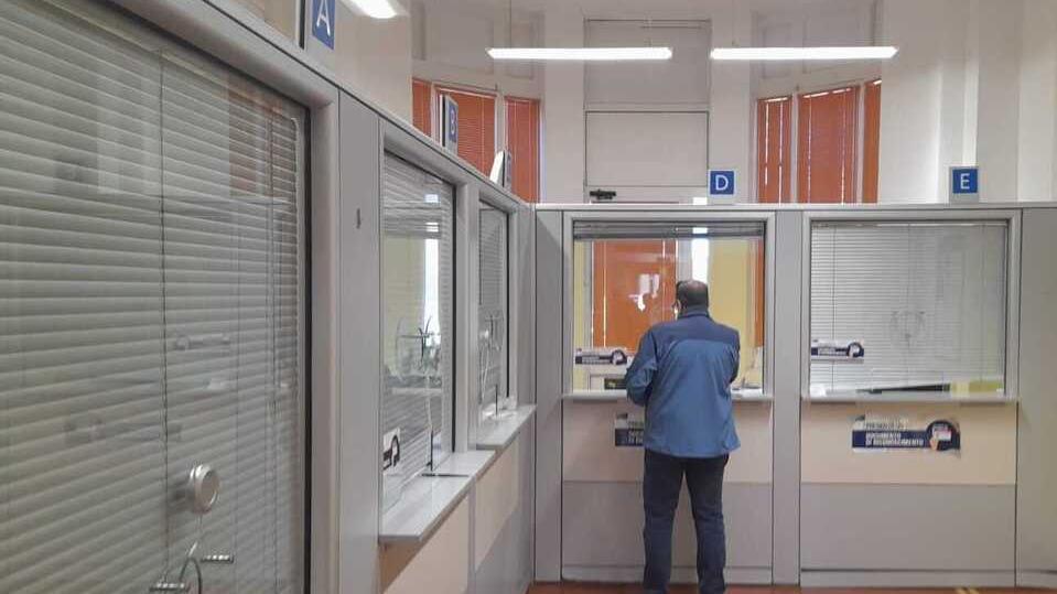 Livorno, al poliambulatorio uno sportello solo e decine di persone in fila: «Oltre 90 minuti per un campione»