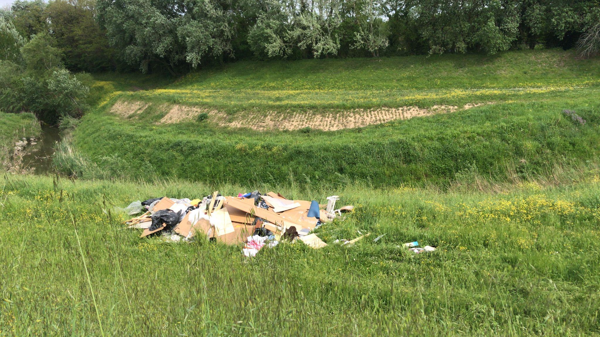 Pontedera, è emergenza “lanciatori” d’immondizia: via di Montevisi la zona più bersagliata. Ecco i costi dell’abbandono dei rifiuti