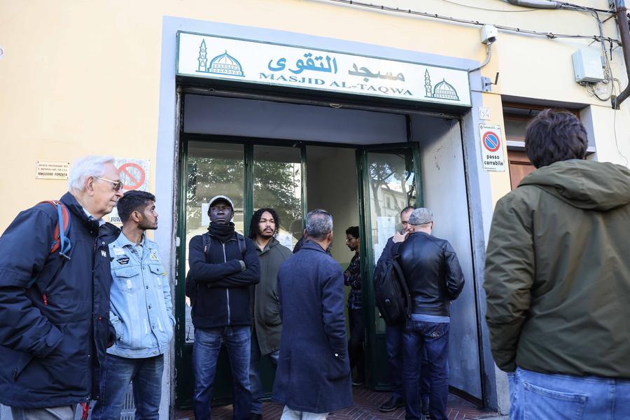 Moschea a Firenze, sfratto rimandato a giugno. Ma l’imam assicura: «Saremo qua fino a novembre»