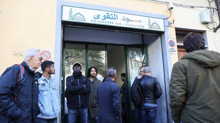 Moschea a Firenze, sfratto rimandato a giugno. Ma l’imam assicura: «Saremo qua fino a novembre»