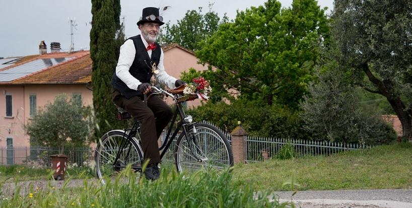 Fucecchio, pedala all’indietro in salita e stupisce tutti alla “Cispiosa”