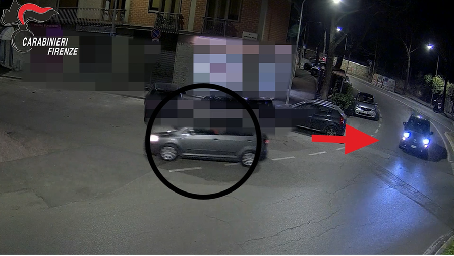 Firenze, rapinato sessantenne preso a calci e pugni in strada: arrestato l’aggressore – Video