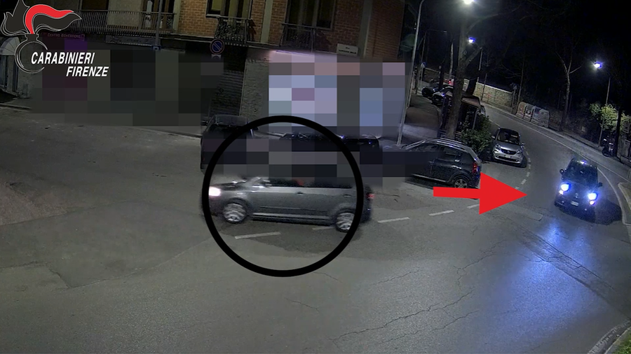 Firenze, rapinato sessantenne preso a calci e pugni in strada: arrestato l’aggressore – Video