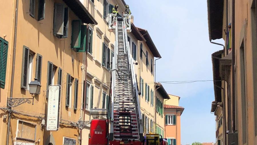 L'intervento dei vigili del fuoco in centro a Pisa 