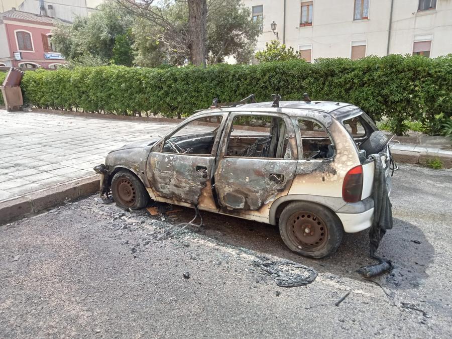 Porto Torres, in fiamme un’auto parcheggiata di fronte al distributore di via Mare
