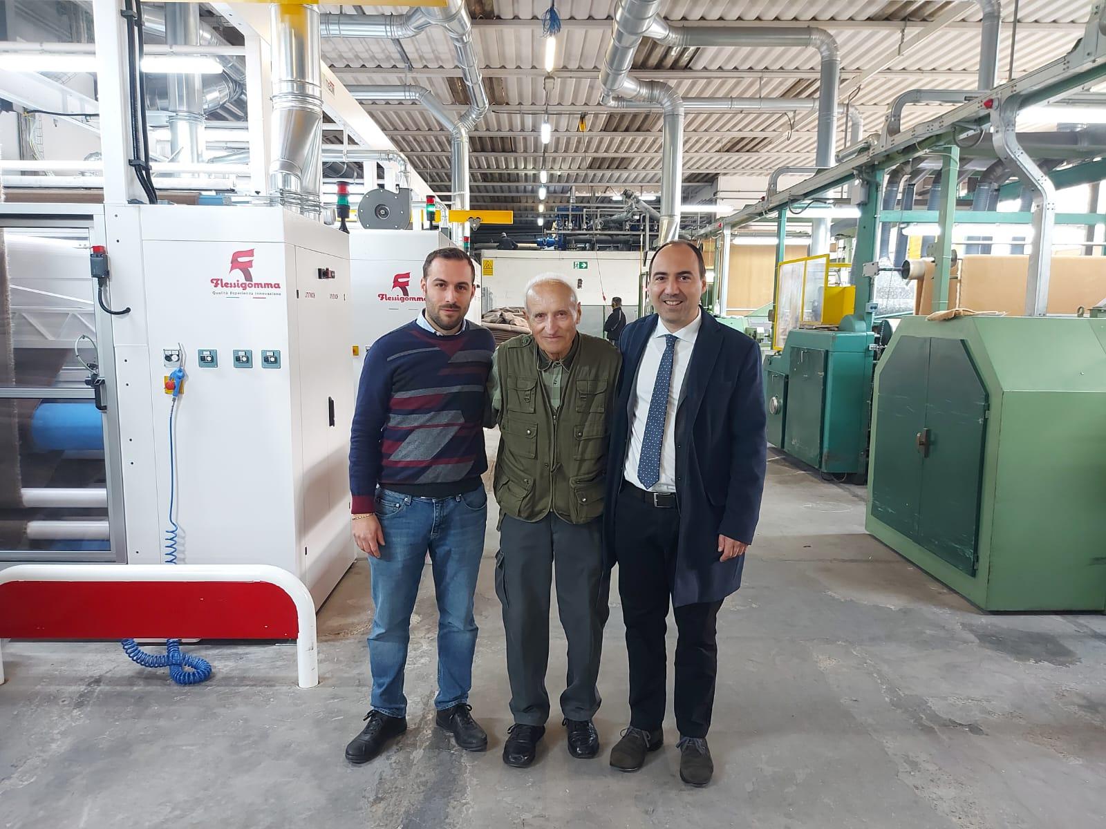 Prato, viaggio alla Flessilgomma dove si lucidano i tessuti pregiati prodotti per le griffe di moda