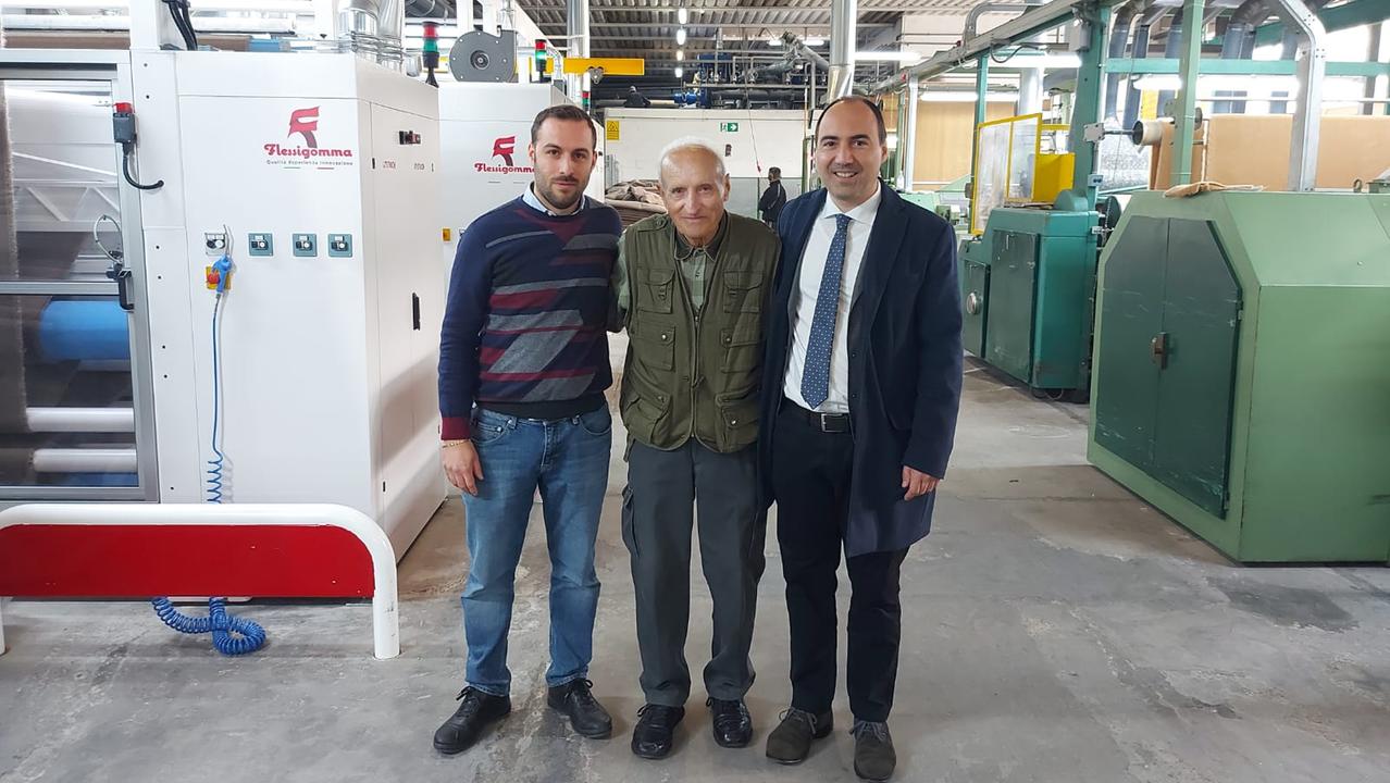 Prato, viaggio alla Flessilgomma dove si lucidano i tessuti pregiati prodotti per le griffe di moda