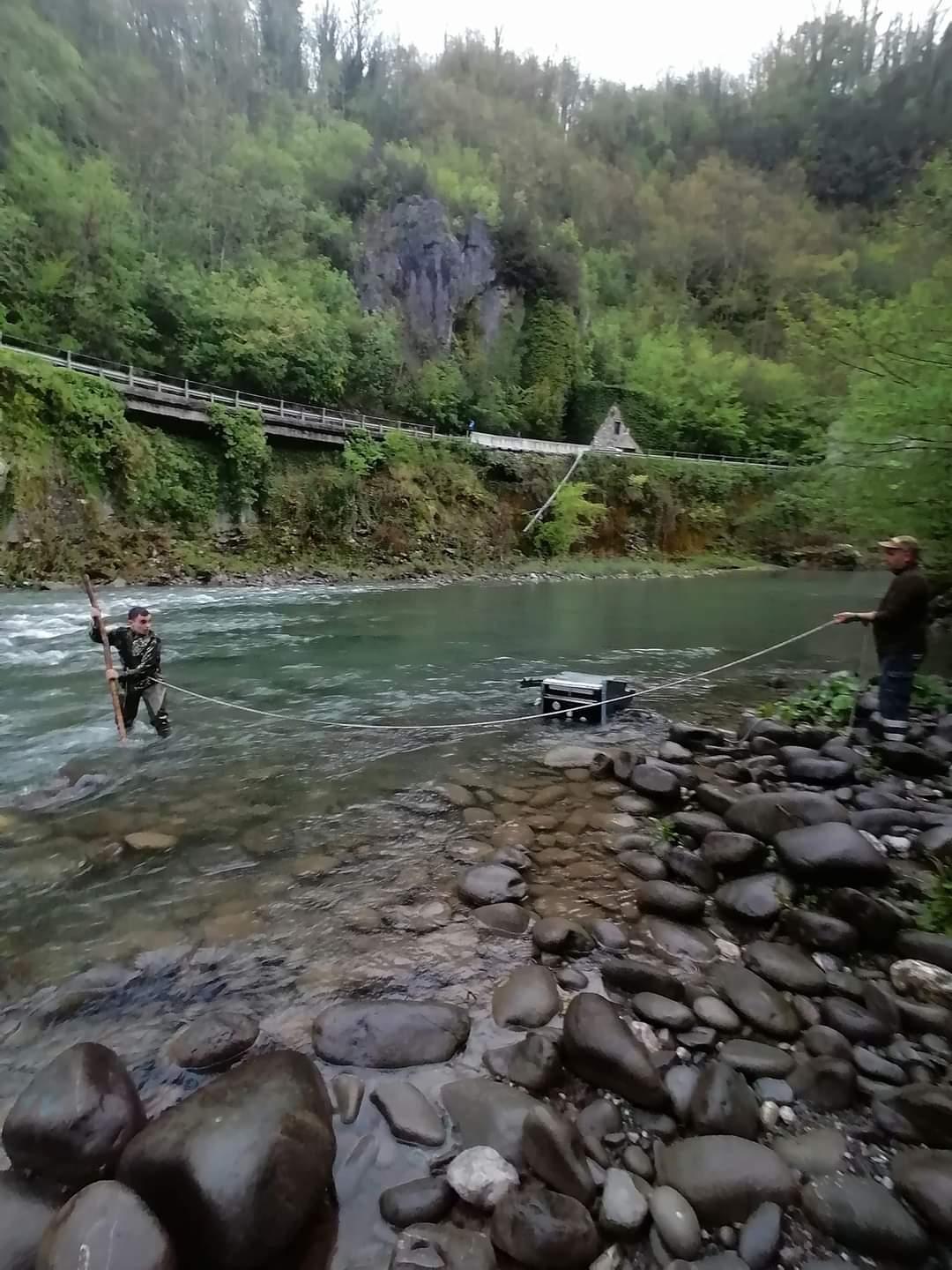 Bagni di Lucca, famiglia recupera una lavastoviglie gettata nella Lima