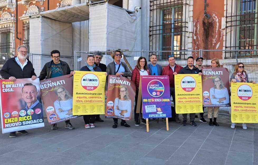Massa, manifesti elettorali “vista muro”: sos di cinque candidati al prefetto