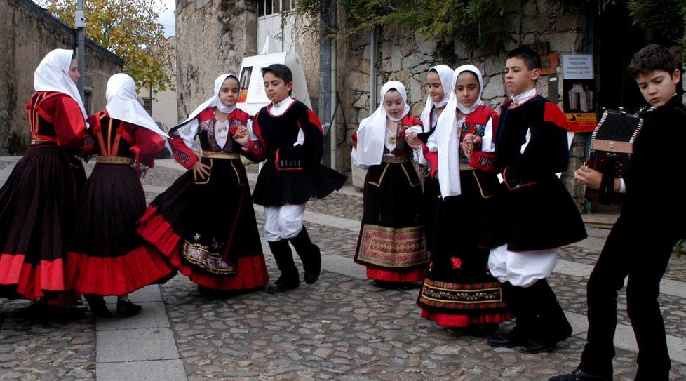I sardi, ovvero un popolo che balla: centinaia di canti in un volume 