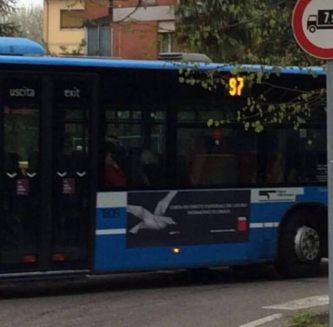 Cento, passeggeri feriti dal vetro esploso sul bus