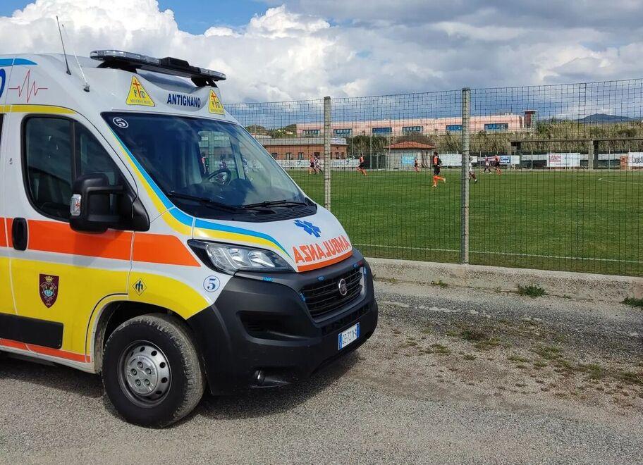 L'ambulanza della Misericordia di Antignano ai campi del Picchi