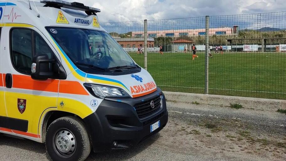 L'ambulanza della Misericordia di Antignano ai campi del Picchi