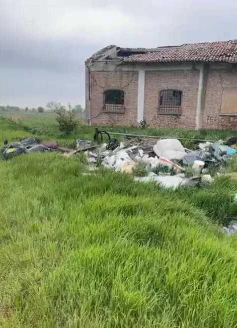 Finale I volontari puliscono dai rifiuti un’area sequestrata alla mafia 