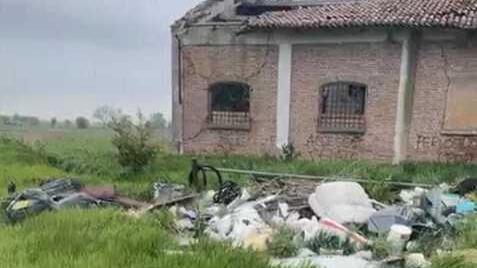 Finale I volontari puliscono dai rifiuti un’area sequestrata alla mafia