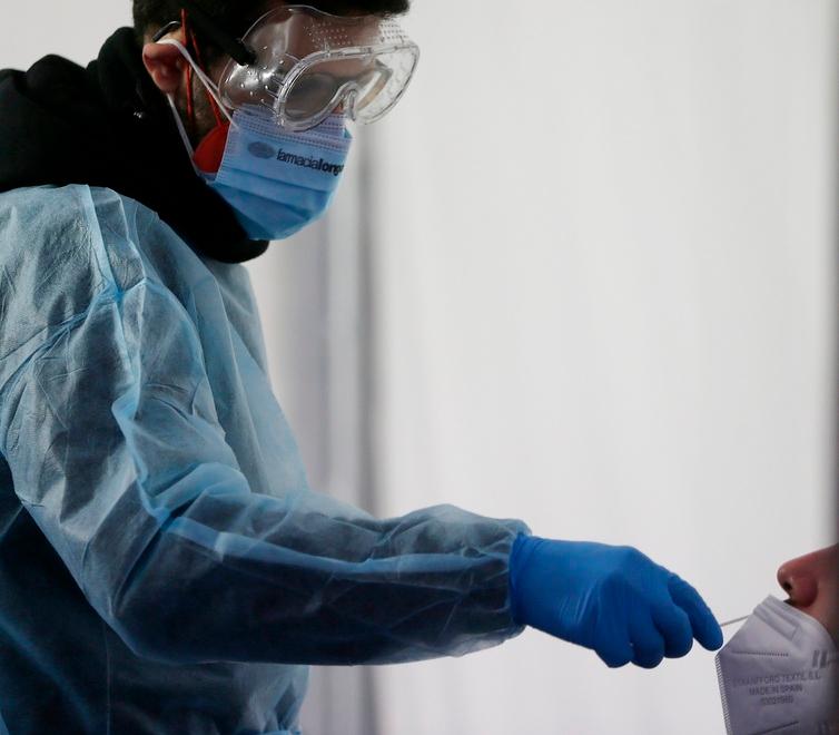 Ferrara. Richieste in calo per i tamponi Covid. Ora gli antibatterici