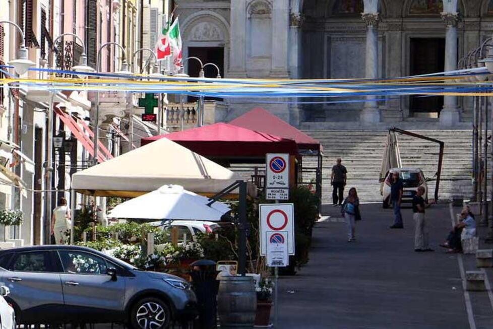 Massa, commercianti multati per il suolo pubblico: «Sono sanzioni illegittime»