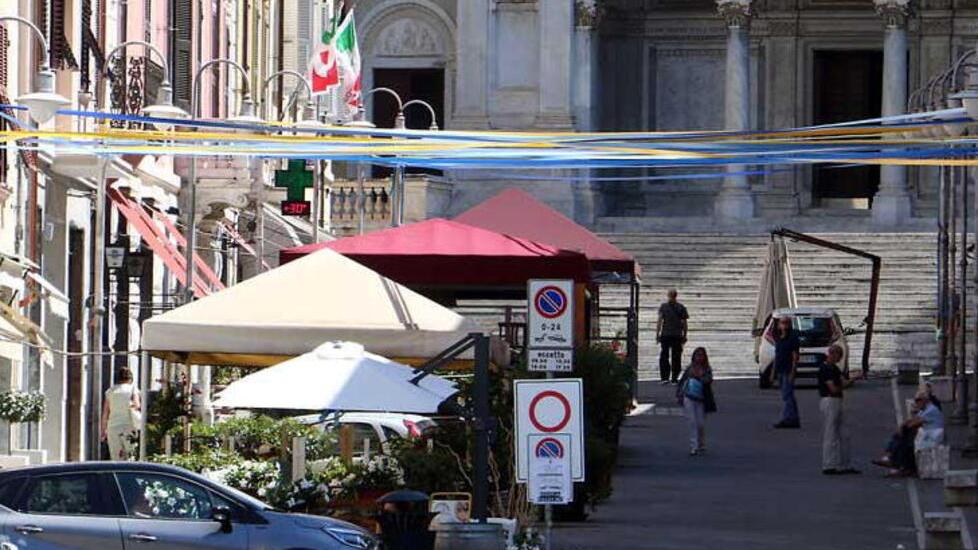 Massa, commercianti multati per il suolo pubblico: «Sono sanzioni illegittime»