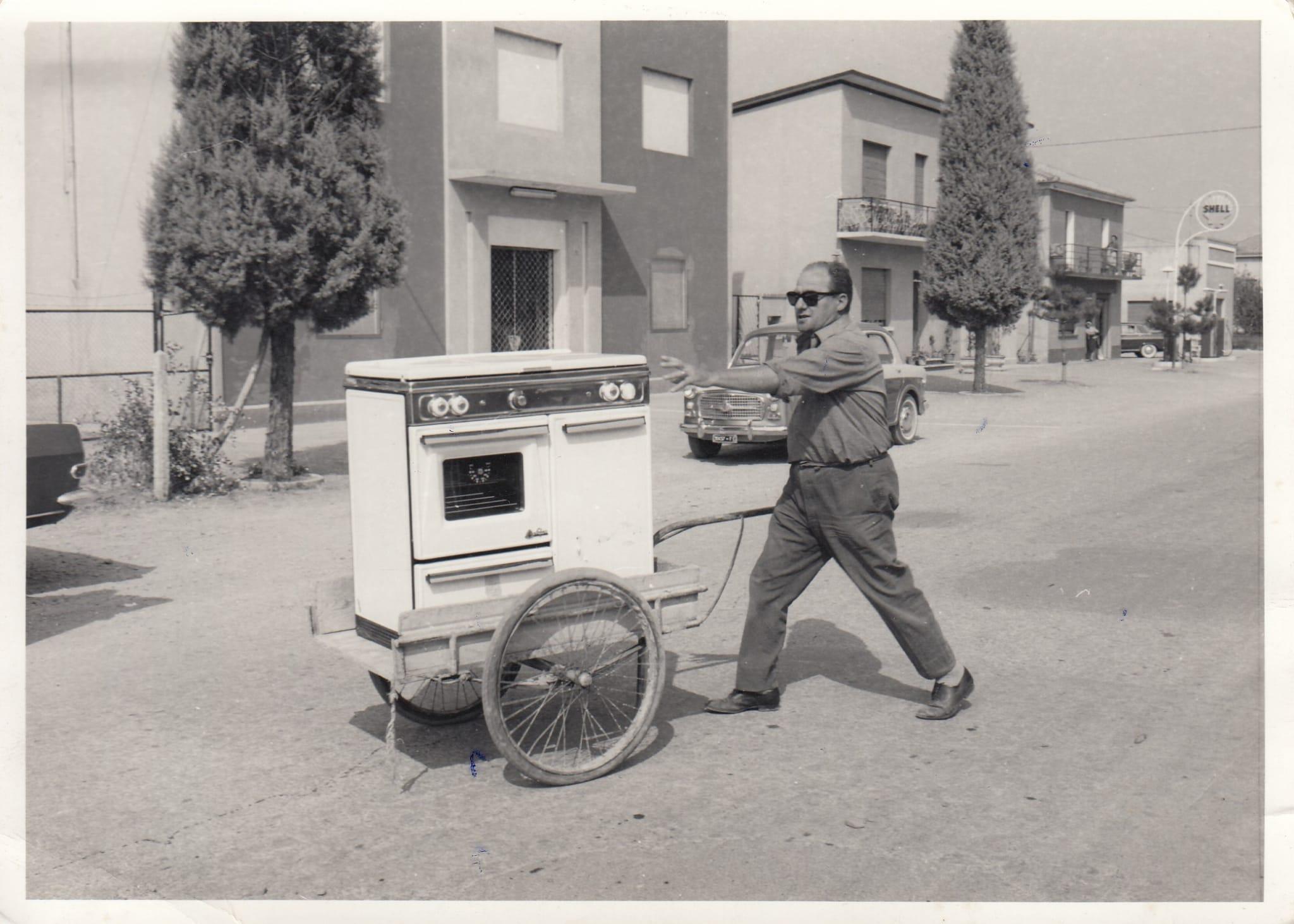 A Scortichino il negozio che resiste al tempo: «Lo aprì nostro padre nel 1956»