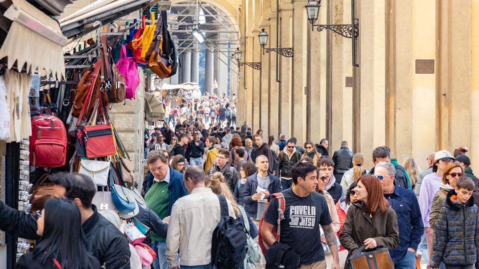 Nardella chiede al governo di destra di cancellare le leggi di Bersani 