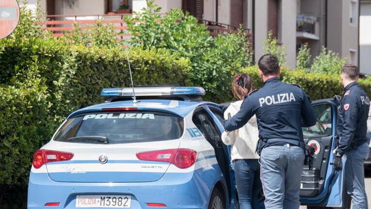 Blitz al centro massaggi a luci rosse a Lucca: una donna arrestata dalla polizia