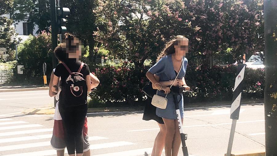 Persone in monopattino (foto d'archivio)