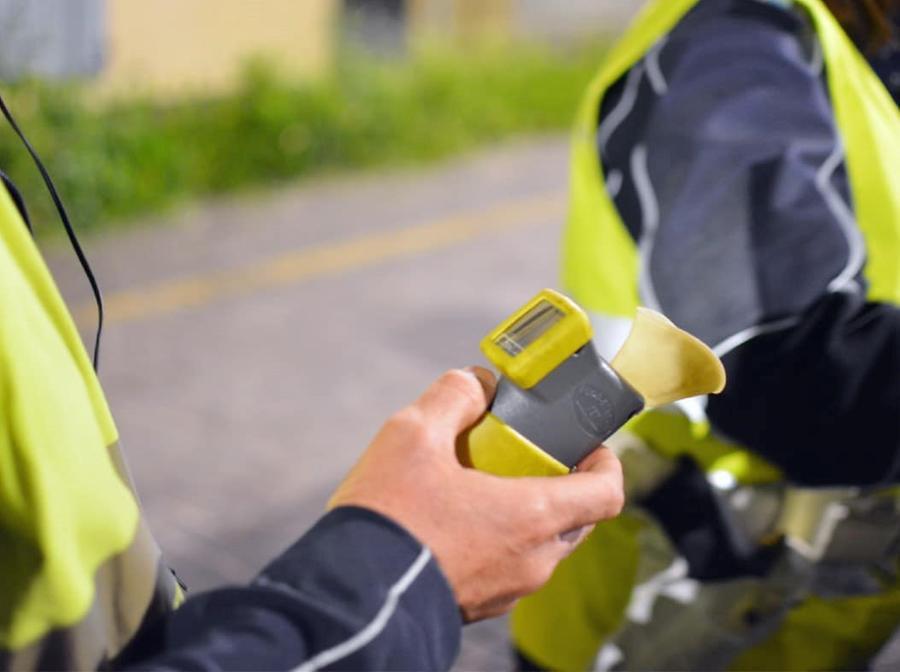Modena. Ubriaco alla guida, urta un’auto in sosta: denunciato un 54enne