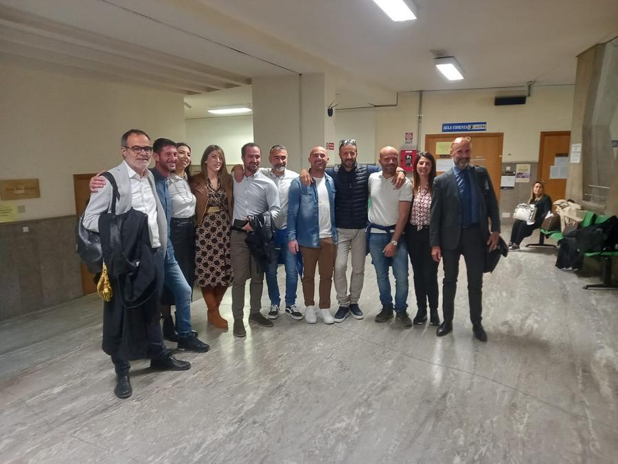 
	Cavalieri e difensori dopo la sentenza

