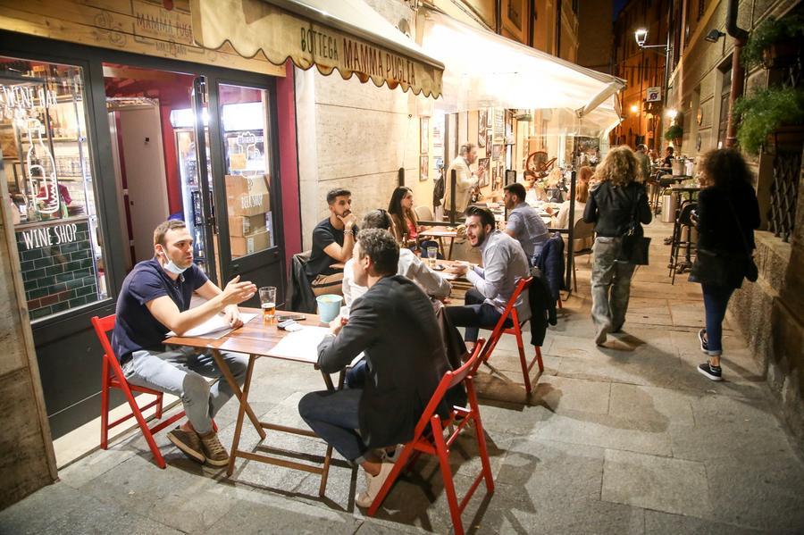 Modena, tornano i tavolini sotto le stelle in centro storico. Ecco tutte le date