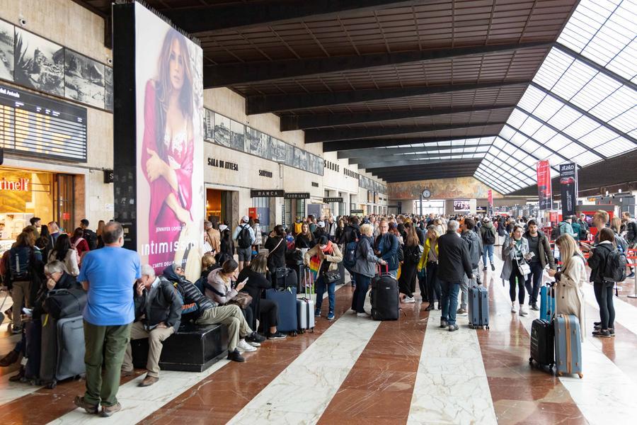 Firenze, picchiati per aver difeso la compagna vittima di cat-calling: aggredita scolaresca romana in gita