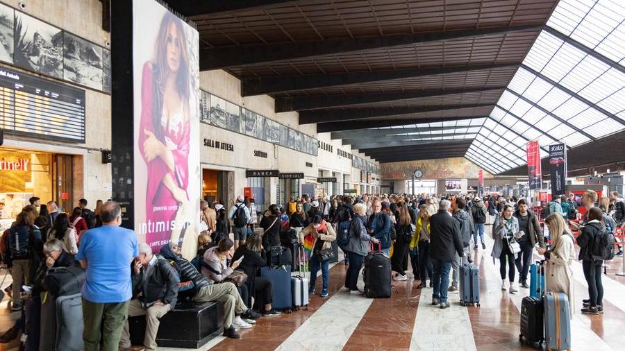 Firenze, picchiati per aver difeso la compagna vittima di cat-calling: aggredita scolaresca romana in gita