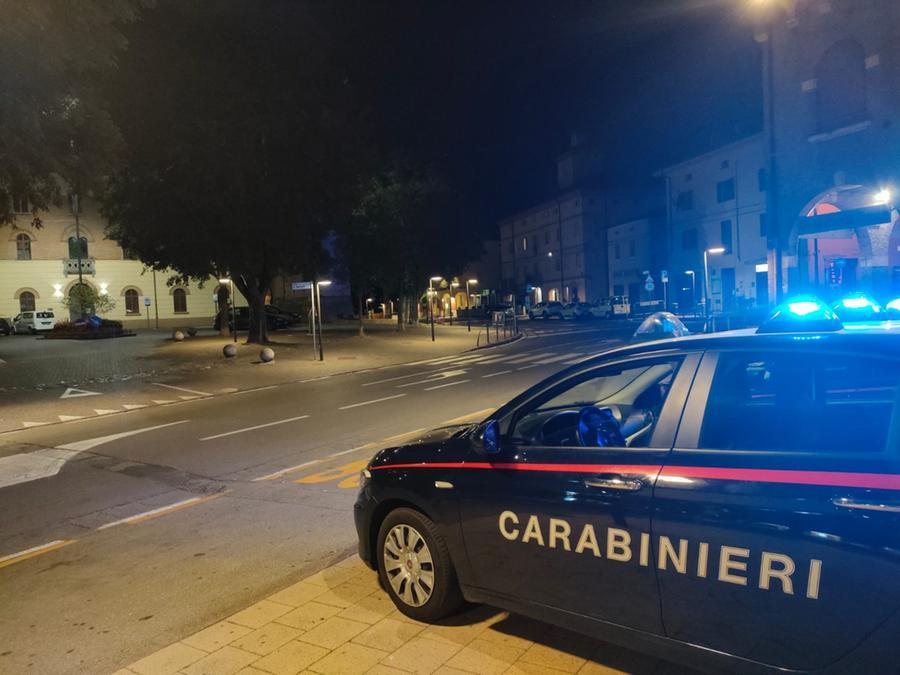 Castelnuovo. Lite tra giovani nei pressi di un bar, intervengono i carabinieri