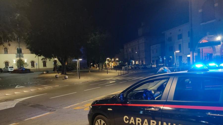 Castelnuovo. Lite tra giovani nei pressi di un bar, intervengono i carabinieri