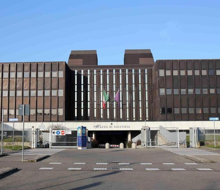 Timbra il cartellino poi fa la spesa. Ex dipendente comunale a processo