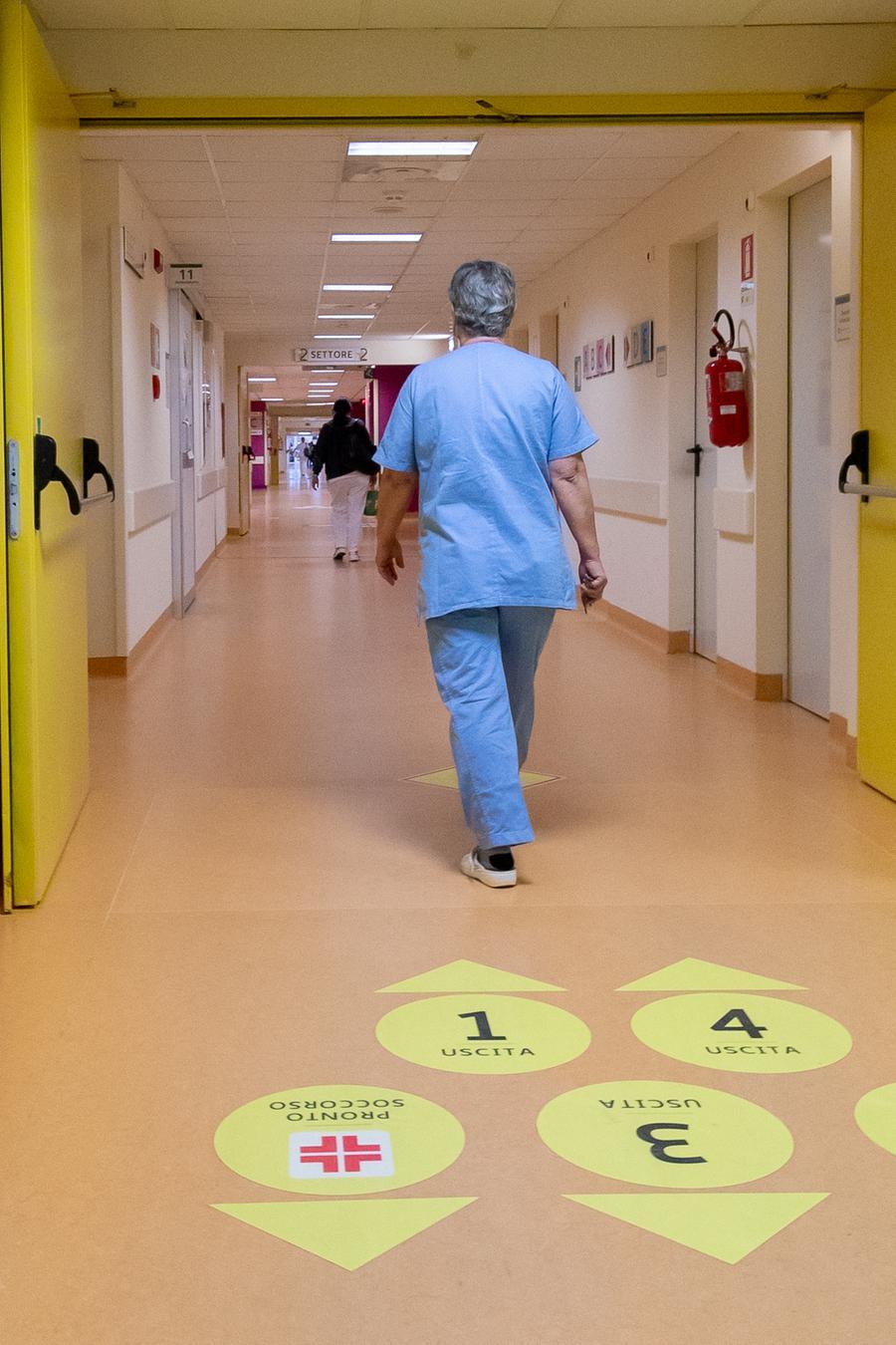 Bollettino covid, continuano a calare i contagi